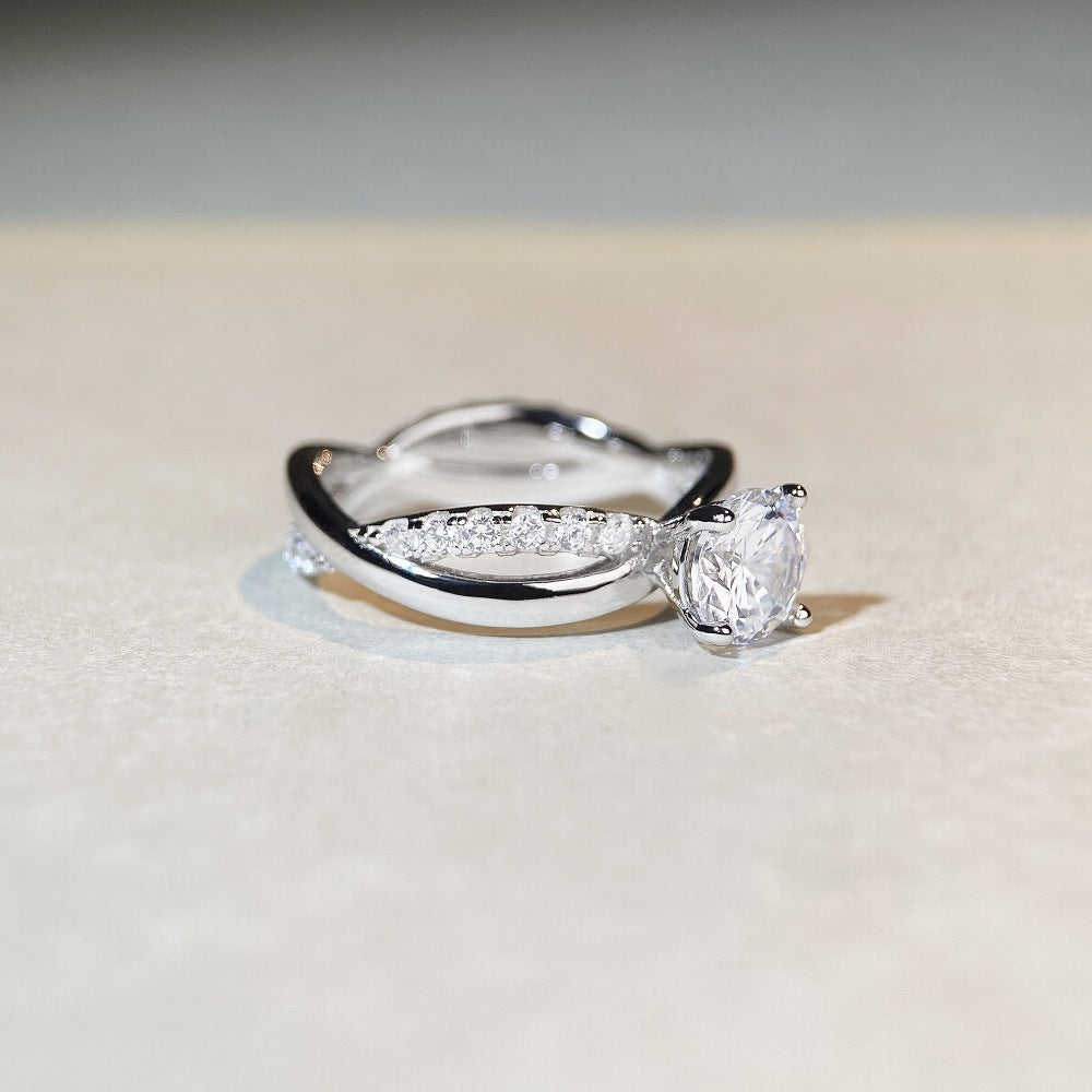 1 Karat Classic Four-claw Ring Winding Twisted Arm Moissanite